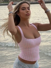 The Checkered Vest With Straps Is Fashionable, Versatile, And Can Be Worn On Its Own.