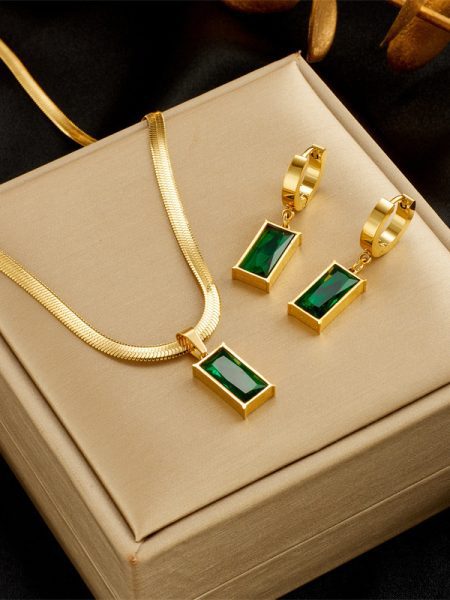 Blade Chain Advanced Sense Of Light Luxury Emerald Zircon Pendant