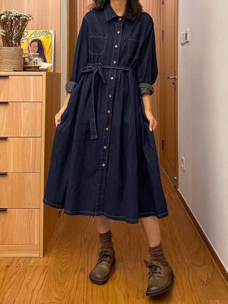 Fitted Figure-flattering Vintage-style Maxi Dress