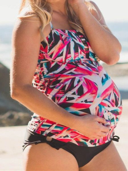 Pregnant woman split swimming